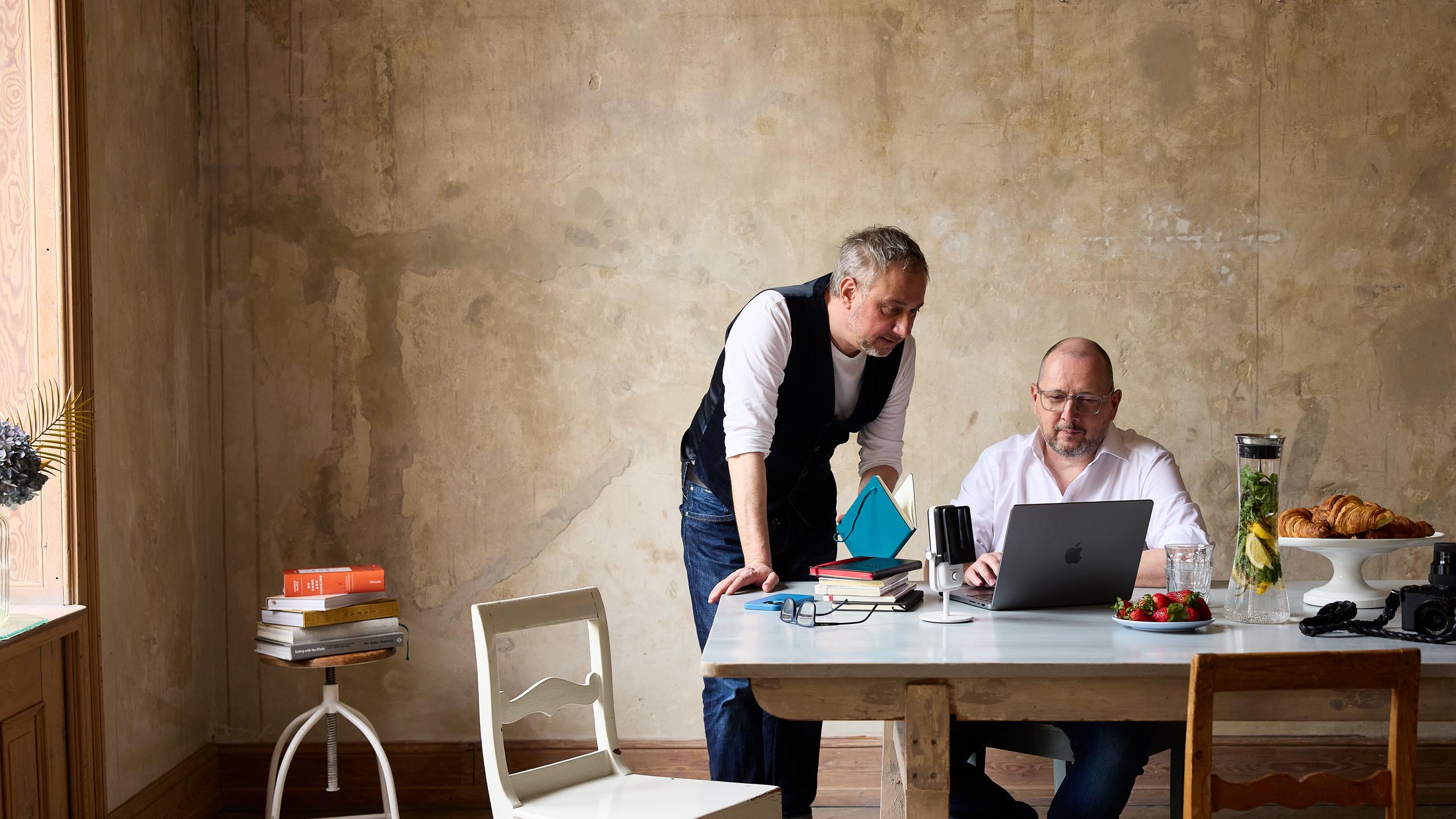 Stevan Paul und Oliver Wagner bei der Arbeit im Kaiserhappen Studio