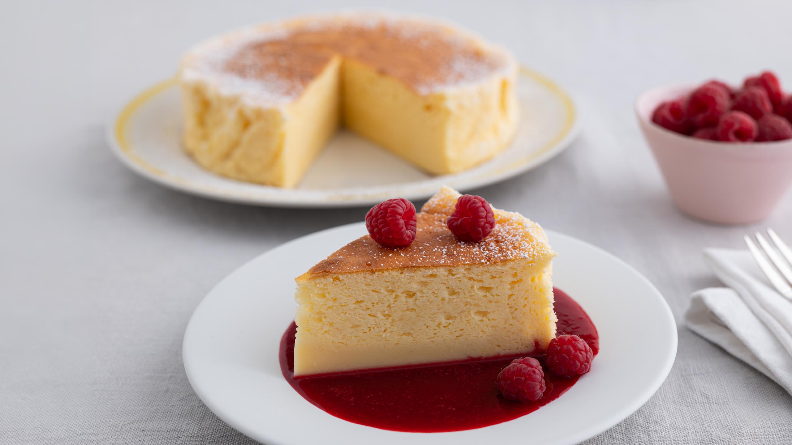 Foodfotografie: Japanischer Käsekuchen mit Himbeeren und Himbeersauce
