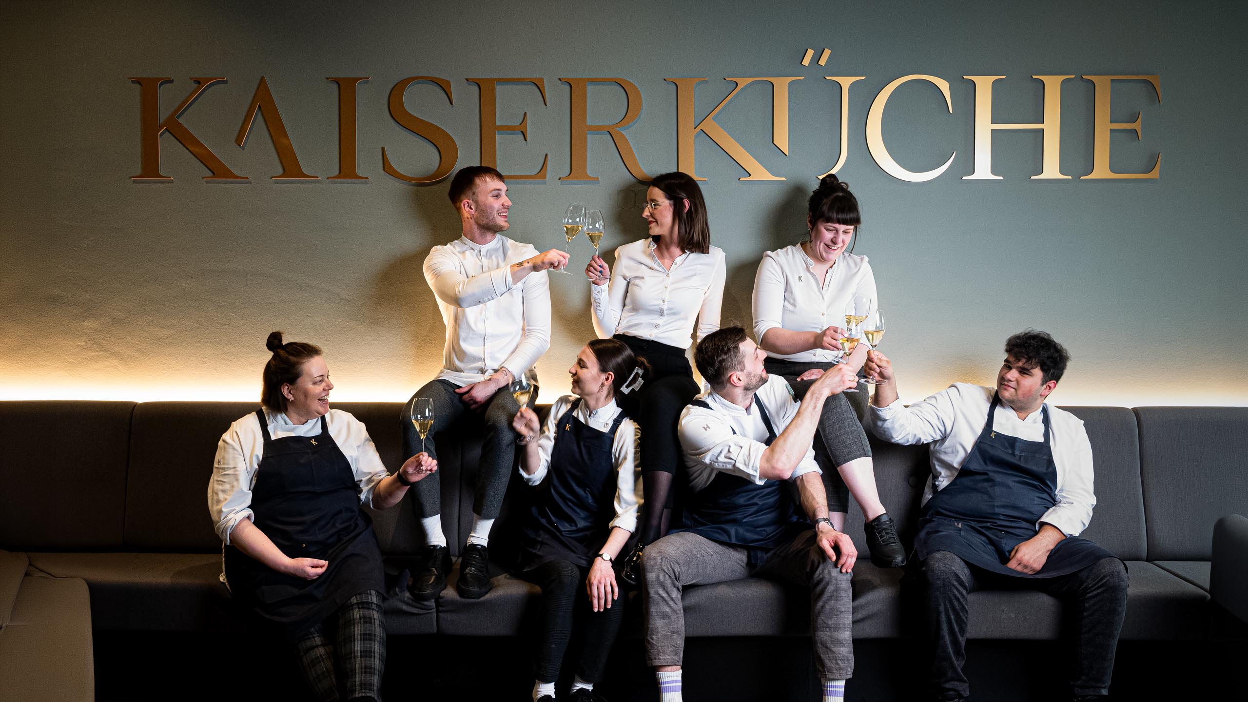 Gastronomie-Fotografie: Das Team der Kaiserküche Oldenburg stößt an