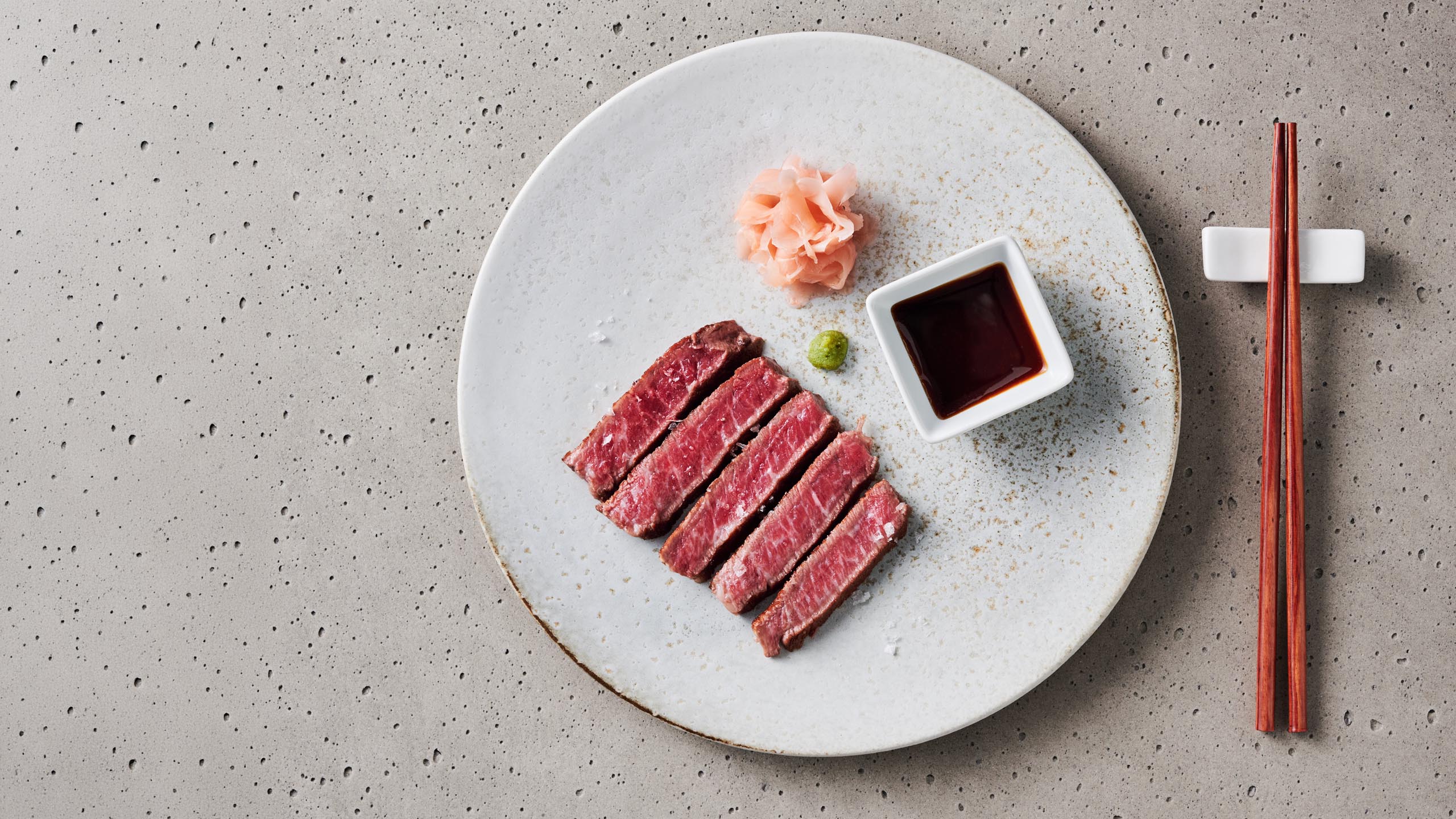 Foodfotografie: Aufgeschnittenes Wagyu-Steak mit Sojasauce und Ingwer