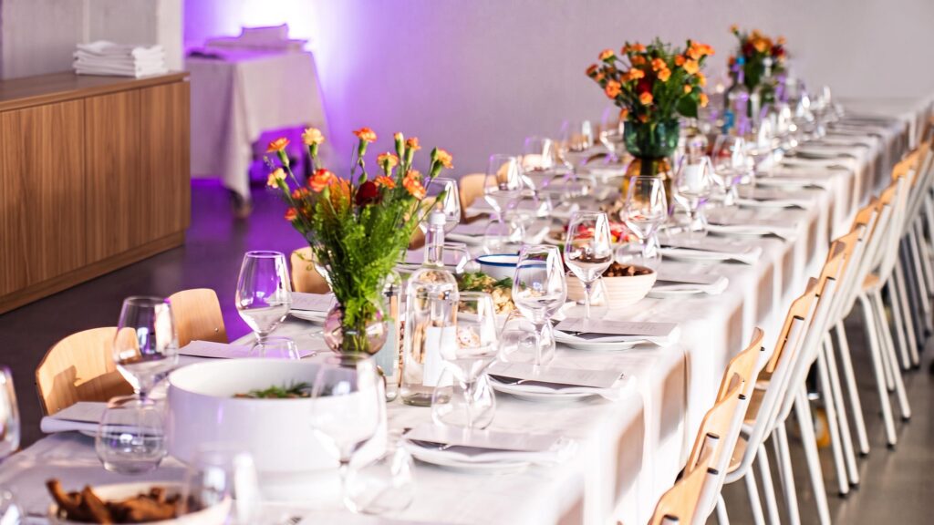Festlich gedeckte Tafel bei einem Event in Hamburg