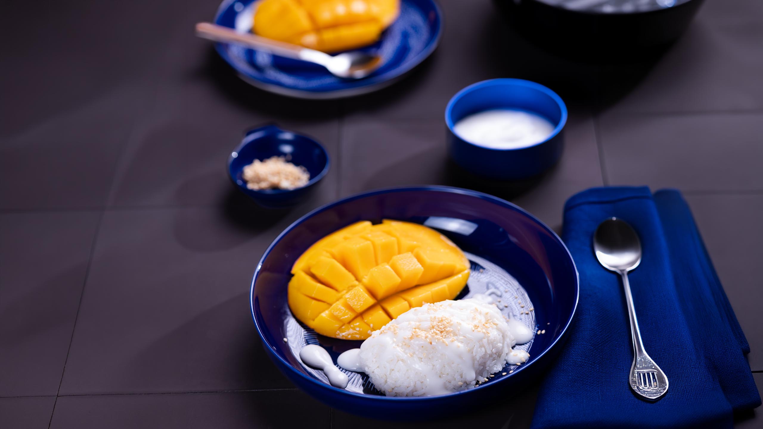 Foodfotografie: Mango Sticky Rice in blauer Schale