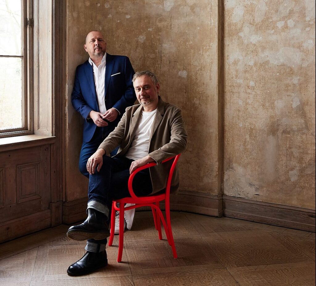 Stevan Paul und Oliver Wagner in einer Flügeltür