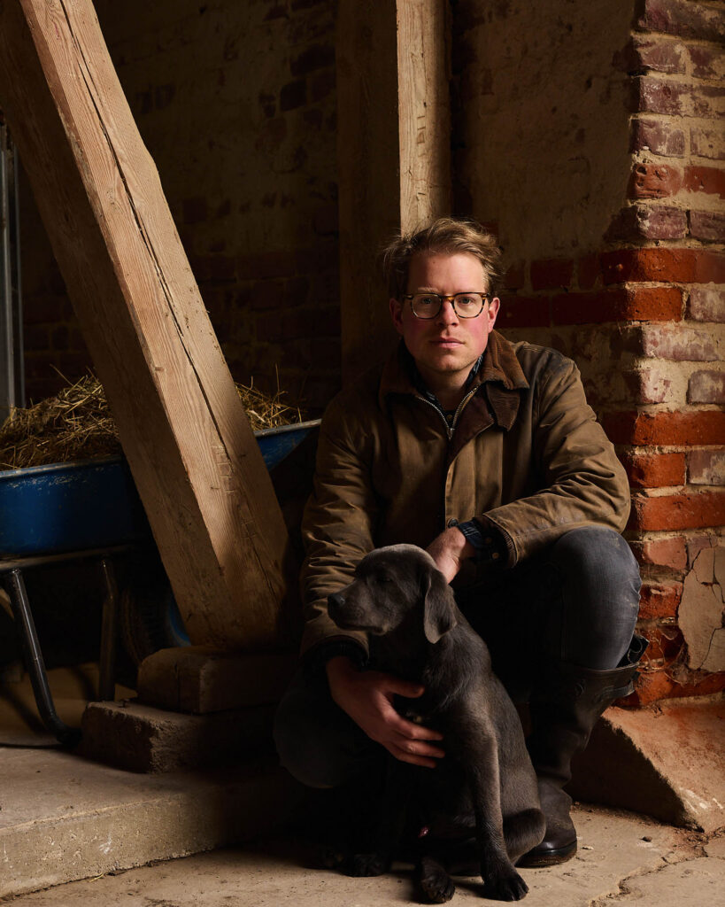 Lars Odefey mit seinem Hund in der Scheune