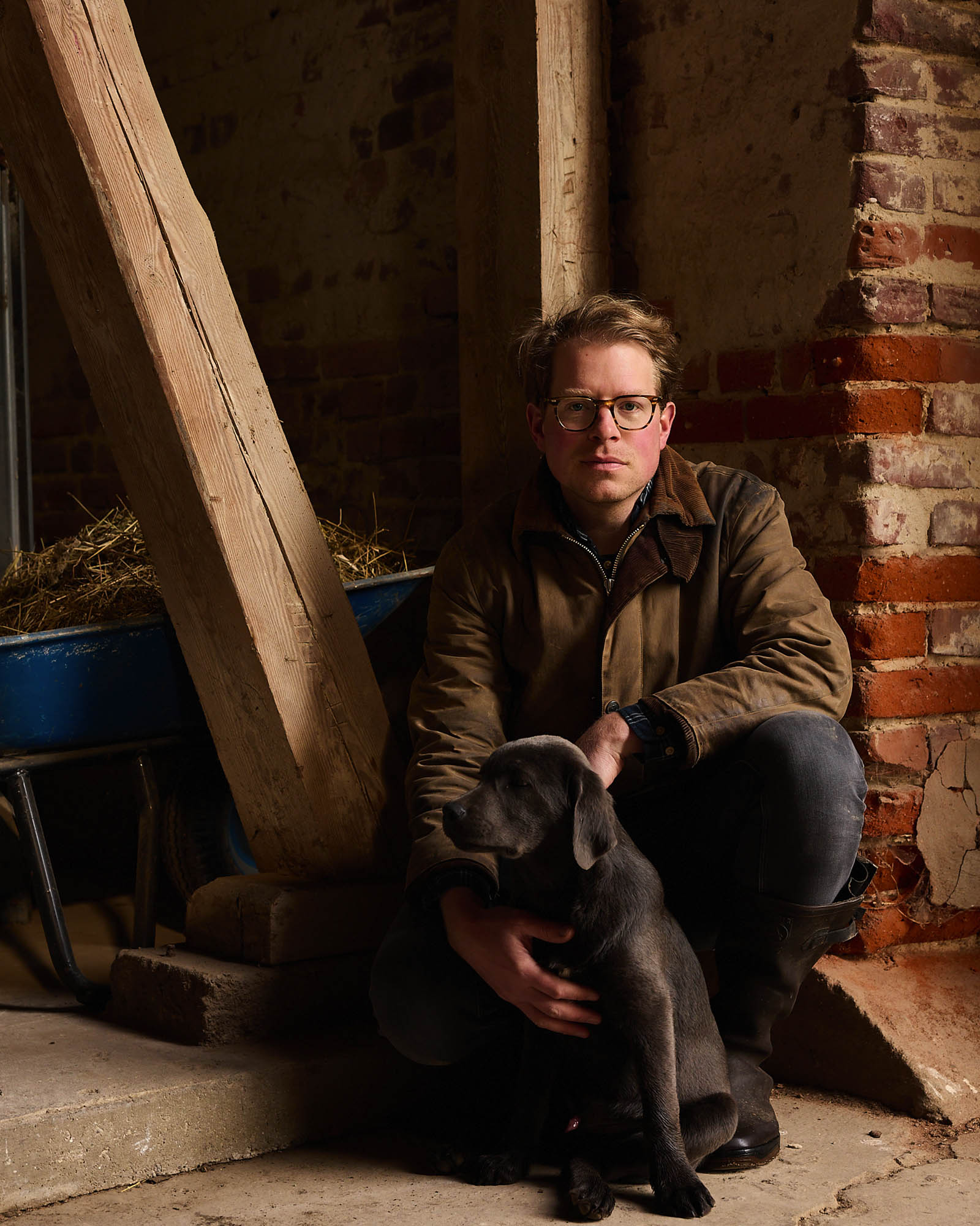 Lars Odefey mit seinem Hund in der Scheune
