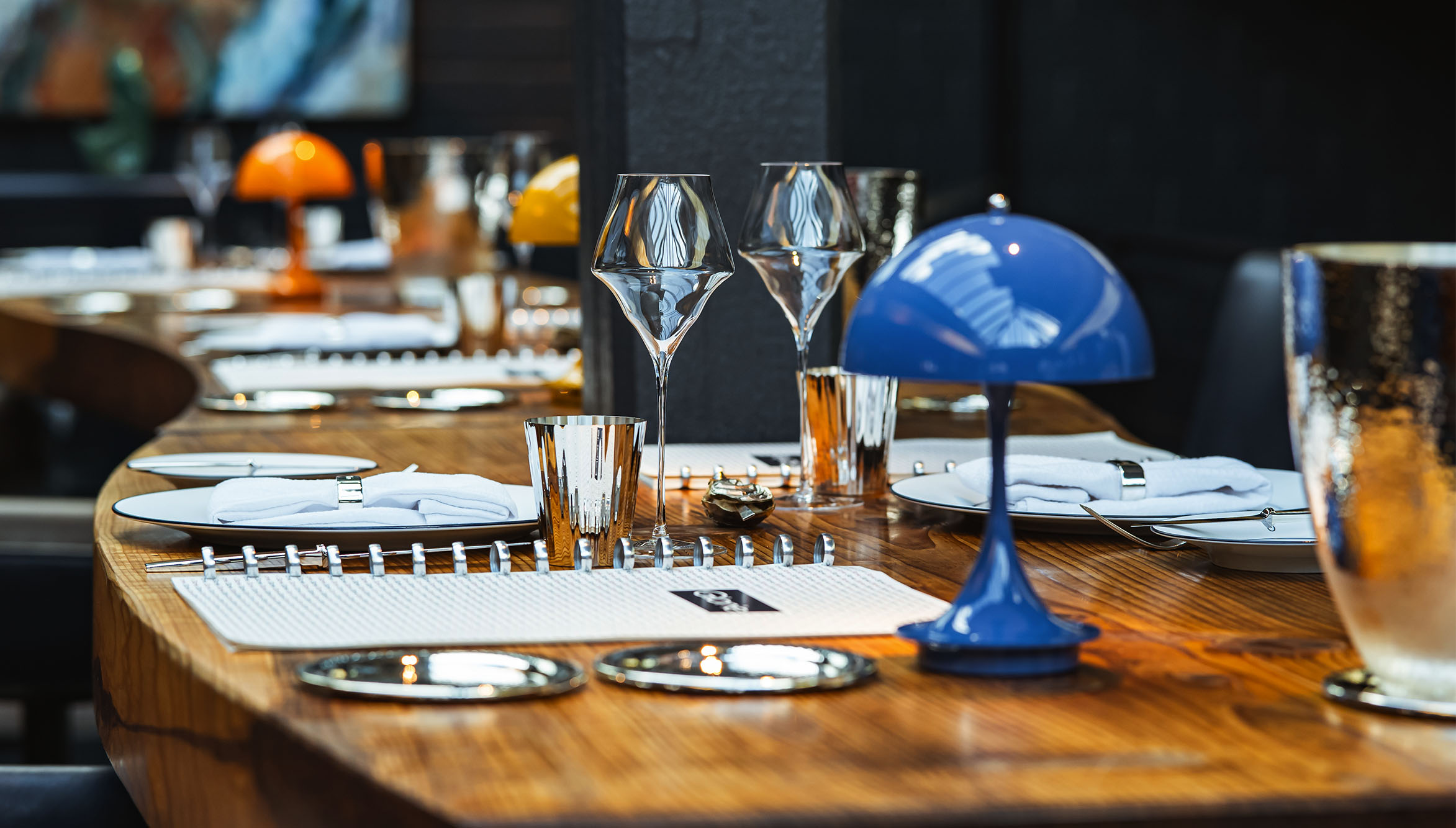 Eingedeckte Tafel auf der Empore des GLORIE mit blauer Tischleuchte