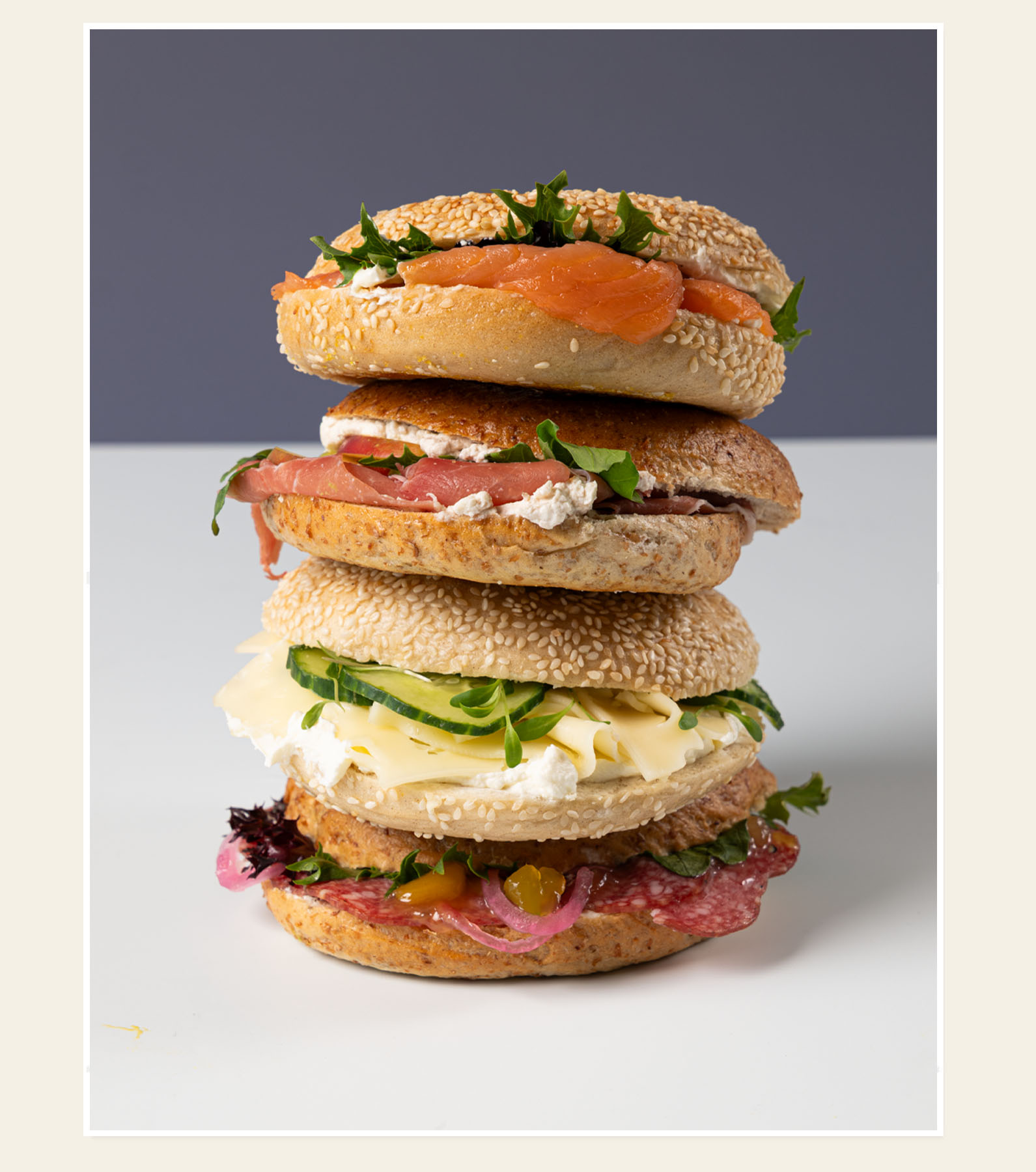 Turm aus belegten Bagels mit Lachs, Schinken, Käse und Salami – Kaiserwetter Catering