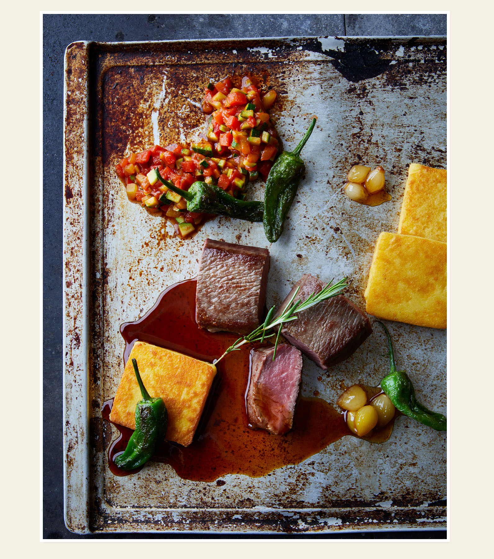 Rinderbraten mit Polenta und Pimientos auf dem Backblech