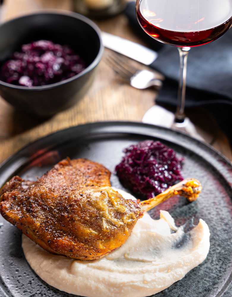 Knusprige Entenkeule mit Rotkohl und Püree – Weihnachtsrezept für Geflügel Schönecke