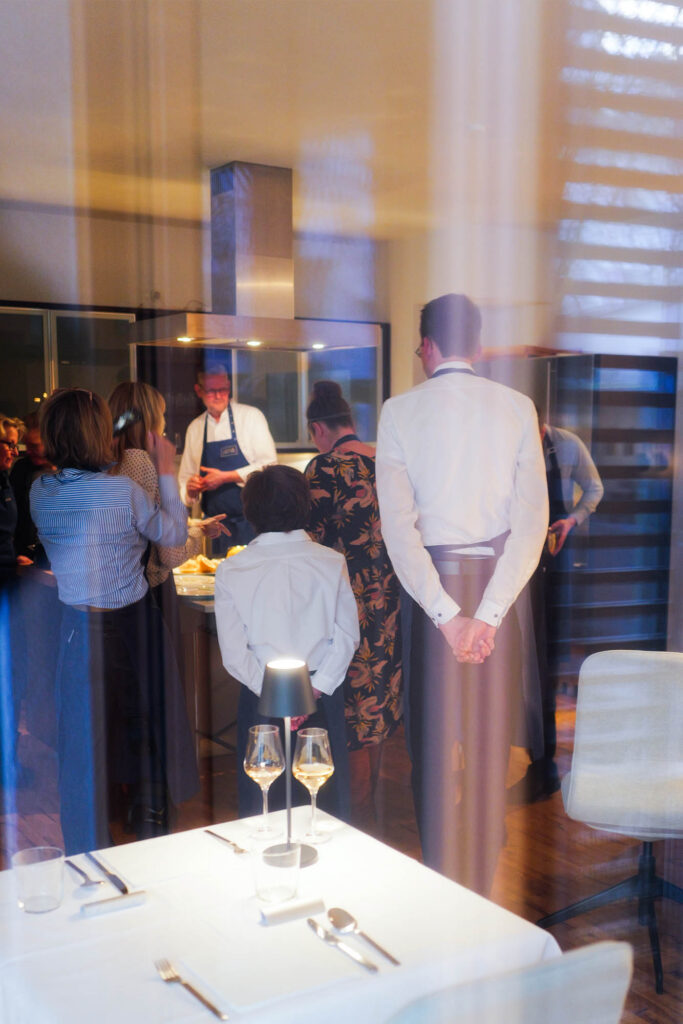Event im Kaiserhappen Studio: Gäste und Service rund um die Küche
