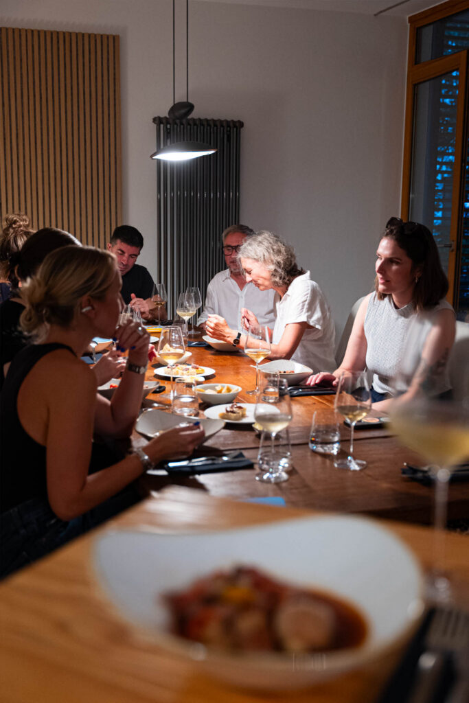Gäste beim Dinner an der langen Tafel im Kaiserhappen Studio