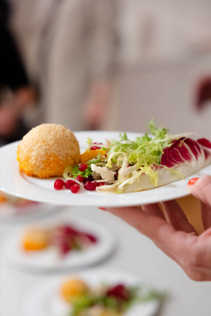 Angerichteter Teller mit Salat und Ausgebackenem bei einem Studio-Event